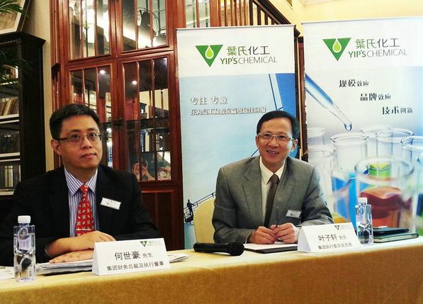圖：葉子軒（右）表示，為更好拓展華東市場(chǎng)，集團(tuán)在江蘇泰興新建30萬噸醋酸酯新生產(chǎn)線將在明年初投入使用　　倪巍晨攝